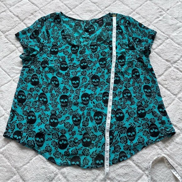 Torrid | Blue & Black Skull Print Chiffon Short Sleeve Blouse | Size 0 - Picture 12 of 12